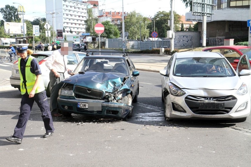 Wypadek koło Kredki i Ołówka. Trzy auta zniszczone, były utrudnienia w ruchu (ZDJĘCIA)