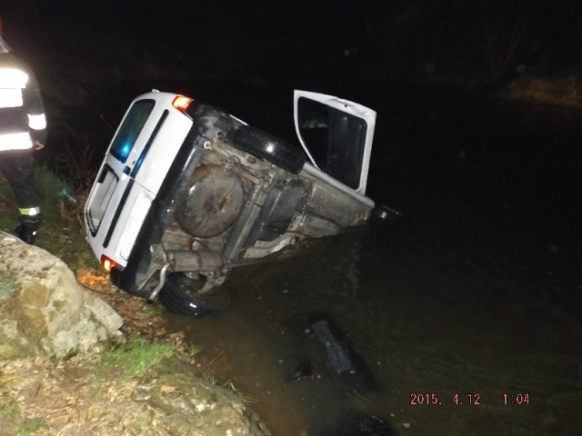 W Morawicy kierowca zjechał autem do rzeki