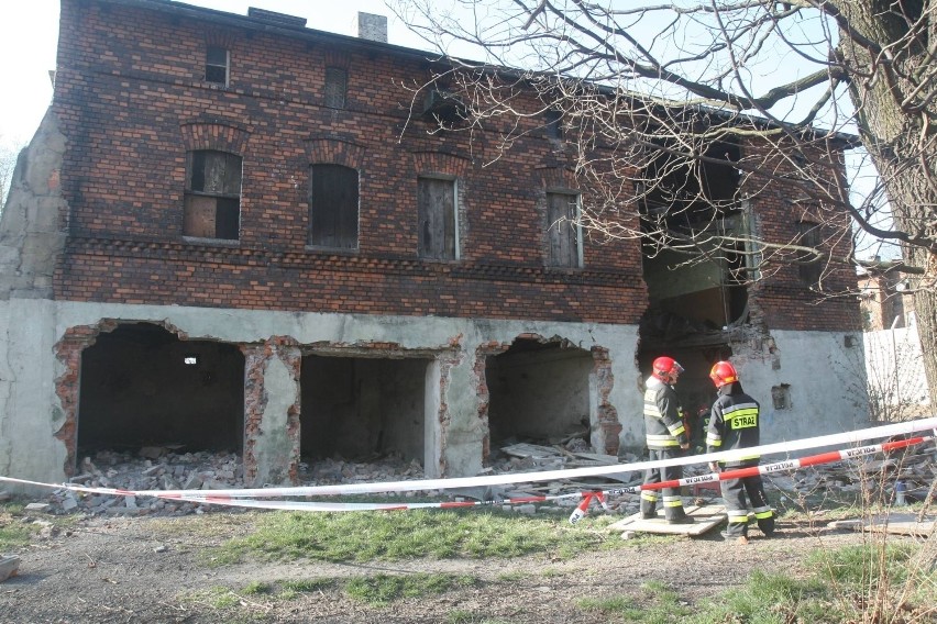 Zabrze: Kawałek po kawałku wycinali fragmenty budynku. W końcu jego część runęła [ZDJĘCIA]