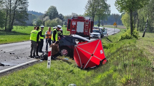 Na drogach regionu wciąż dochodzi do tragicznych zdarzeń. W tym wypadku w poniedziałek na drodze nr 25 na wysokości wsi Płocicz na miejscu zginał 26-letni kierowca mazdy i 57-letni kierujący subaru.
