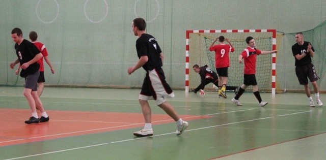 Karol Chojnecki zdobywa pierwszą bramkę dla FC Gniewce w meczu z SDI Zbrza, wygranym 6:1. 
