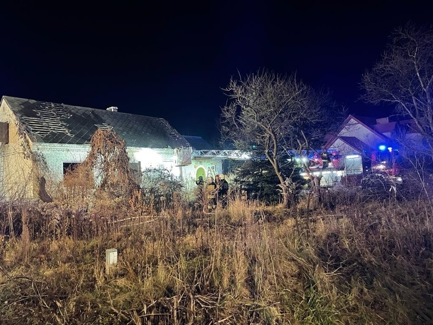 Pożar domu w miejscowości Janik w gminie Kunów w powiecie ostrowieckim. Ranny mężczyzna [ZDJĘCIA]