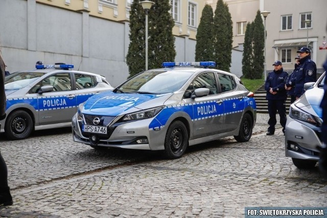 Nowymi elektrycznymi radiowozami w świętokrzyskiej policji są Nissany Leaf II. Fot. Policja