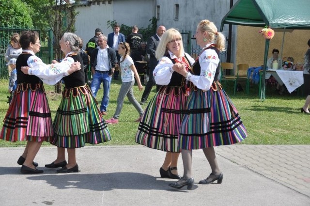 Podczas sobotniej imprezy dla Magdy Orzechowskiej nie zabrakło świetnej zabawy. O taką zadbały m.in. panie z zespołu ludowego tańca i obrzędów Zaborowianki z Zaborowia.