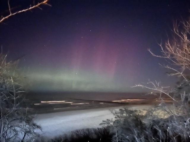 W nocy z 27 na 28 lutego na polskim niebie widoczne było niezwykłe zjawisko: zorza polarna. Kolorowe światła pojawiły się nad Bałtykiem i były widoczne gołym okiem. Internauci publikują zdjęcia na Facebooku i Instagramie.