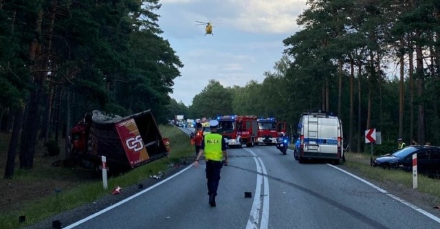 W wypadku na "dziesiątce" pod Bydgoszczą zginął kierowca osobówki oraz nastolatkowie (14-latek i 17-latka). Następnego dnia w Szpitalu im. dr. Jurasza w Bydgoszczy zmarła również 44-letnia pasażerka skody
