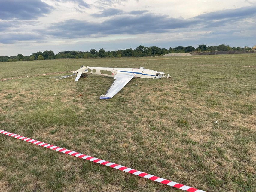 O krok od tragedii na lotnisku w Toruniu. Rozbił się szybowiec. Pilot zdążył się ewakuować. Jest film z wypadku!