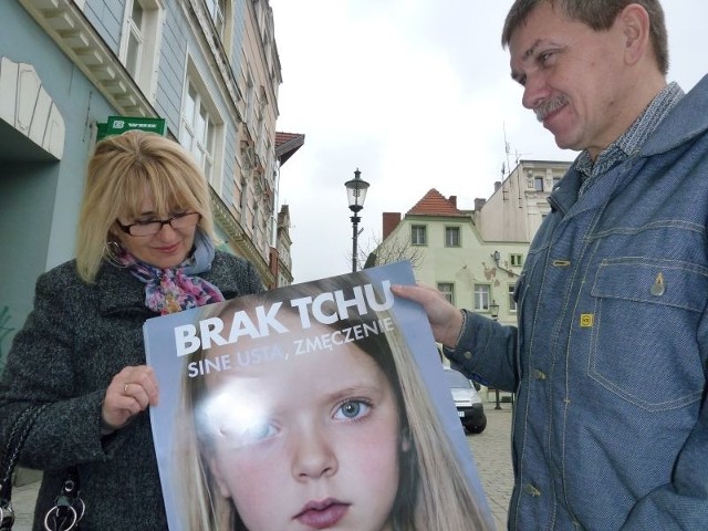 U Bożeny Staniek ( na zdj. z mężem Zbyszkiem) schorzenie rozpoznano po dwóch latach. Po leki i na konsultacje musi jeździć do Warszawy. Dla niej to spore obciążenie, ale zdaje sobie sprawę, że innych chorych nikt nie pyta czy ich na to stać.