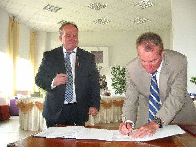 Amerykańska firma polubiła Żary (wideo)W czwartek Sławomir Rabe (z lewej) i Dirk Pieper sfinalizowali transakcję.