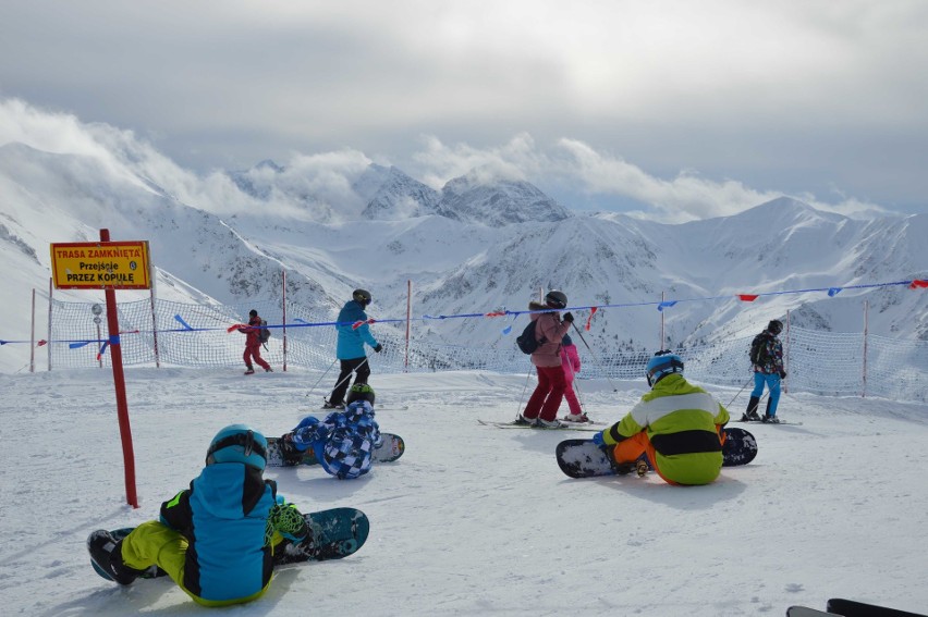 Tatry. Kasprowy Wierch oblężony przez narciarzy i turystów [ZDJĘCIA]