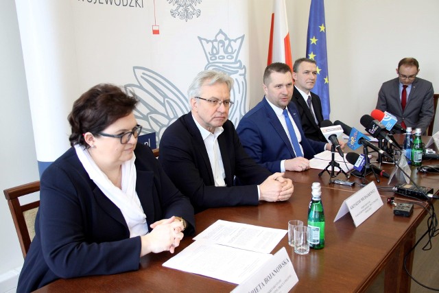 Krzysztof Michałkiewicz (drugi z lewej) przedstawił wczoraj plany rządowe związane z wdrożeniem programu „Za życiem”