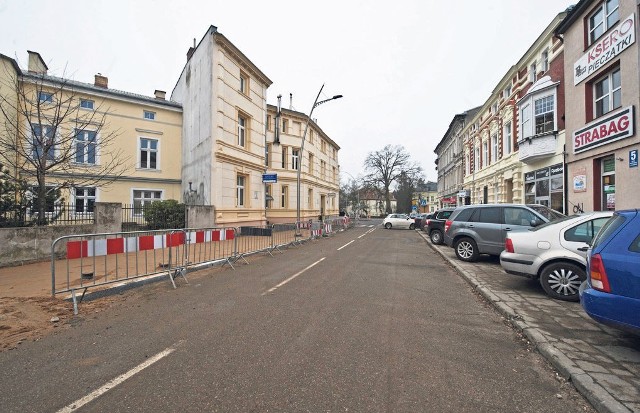 Trwa przebudowa skrzyżowania ul. Zwycięstwa - Pileckiego - Stawisińskiego i Piłsudskiego - Pileckiego. Zamknięty został „ślepy” odcinek ul. Piłsudskiego. Mieszkańcy skarżą się na utrudnienia.