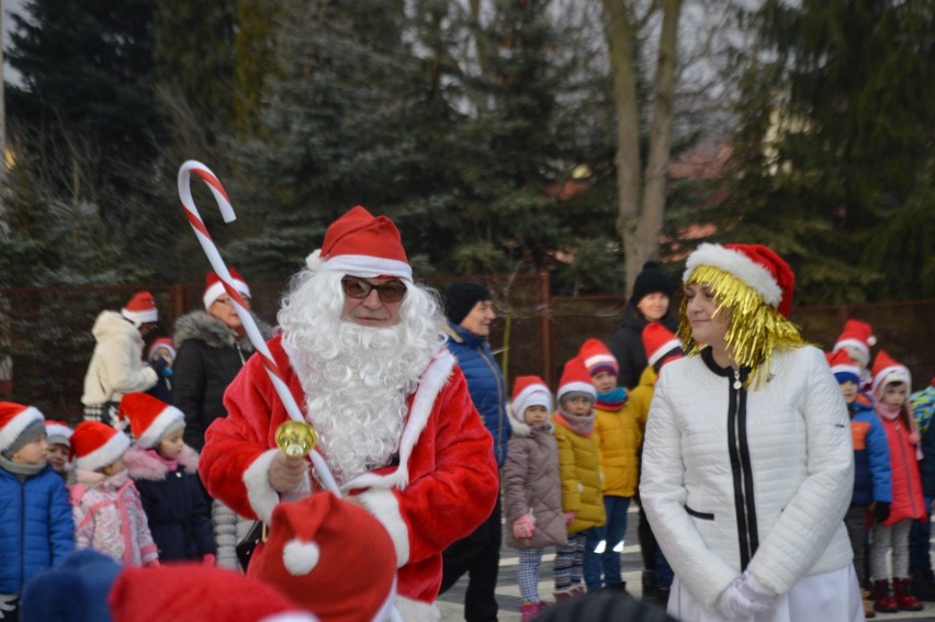 W Stąporkowie już święta. Pani burmistrz w roli... Mikołaja (ZDJĘCIA)