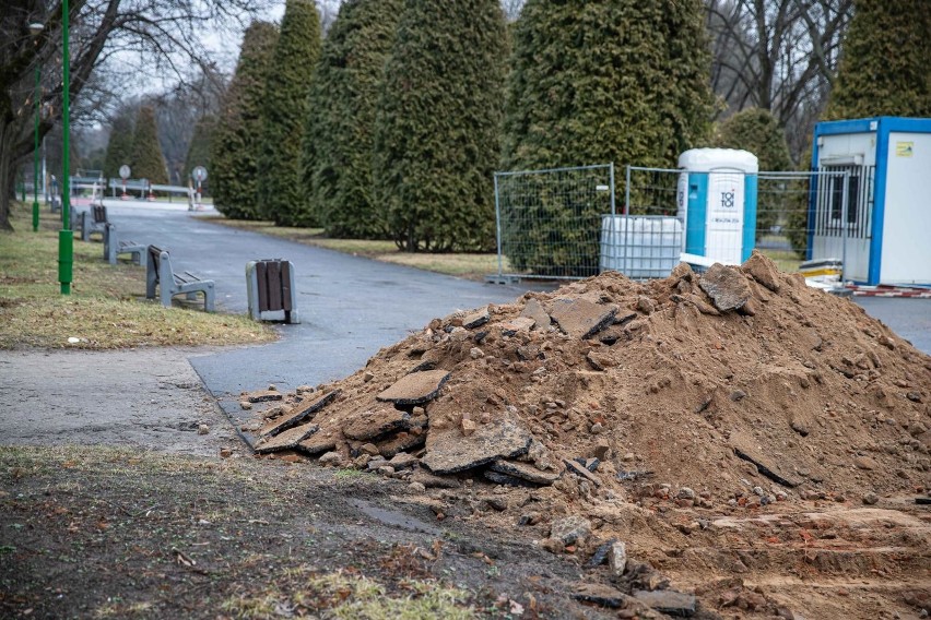 Trwa przebudowa alei głównej i alejek bocznych – od Placu...