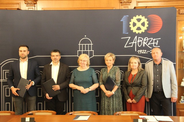 Miasto podpisało umowę na przebudowę dużego skrzyżowania w Mikulczycach, prace potrwają do kwietnia 2023.