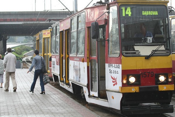 Kontrolerzy zatrzymali  tramwaj, bo gapowiczka nie chciała okazać kontrolerom dowodu osobistego ani wysiąść z nimi na przystanku.