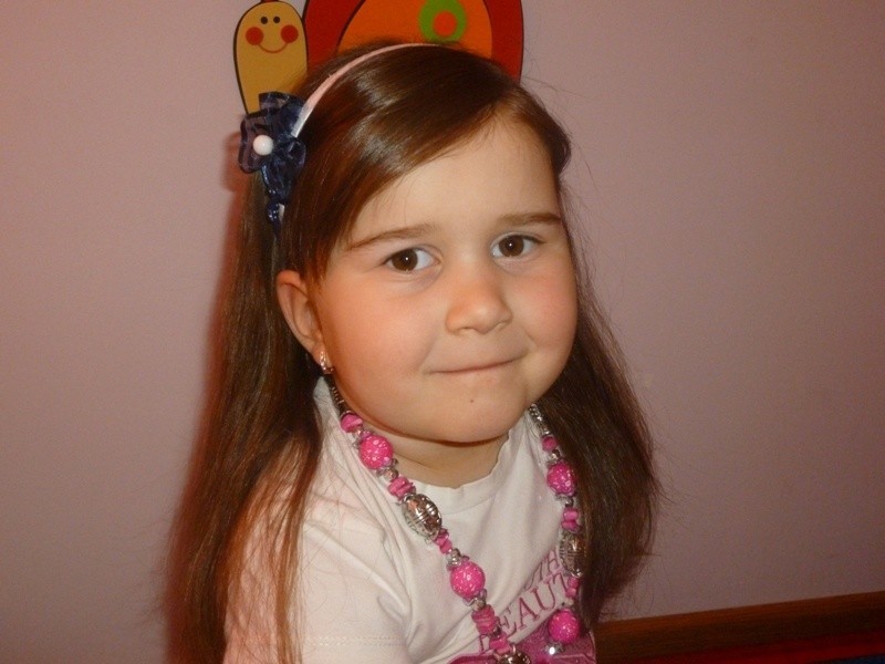 16.	Magdalena Niemira ma 5 lat. Mieszka w Rostkach. Jest...