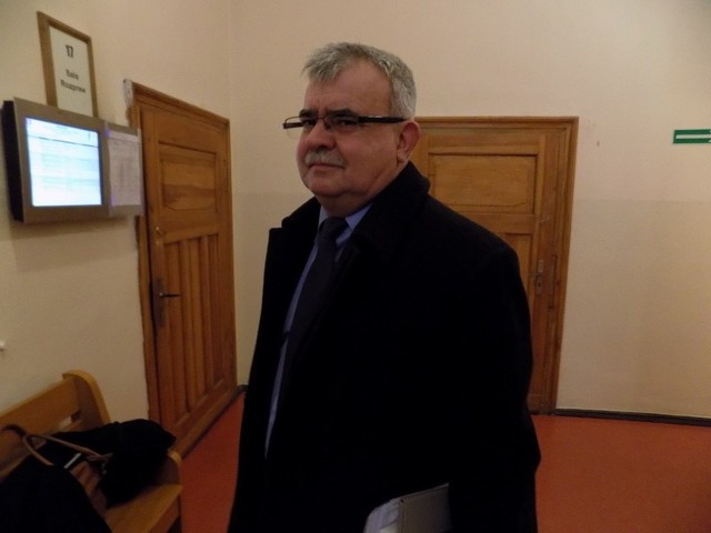 Andrzej Katarzyniec przed rozprawą w sądzie pracy.