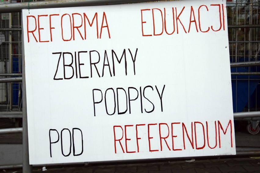 Stargardzki KOD dziś, jutro i w piątek zbiera podpisy pod referendum w sprawie reformy edukacji