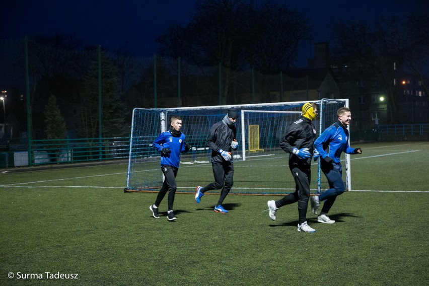 Piłkarze Błękitnych Stargard trenują na stadionie przy ulicy...