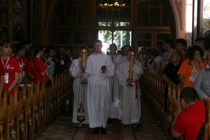 Goście z Włoch i Czech po mszy św. przeszli ulicami miasta...