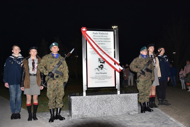 W Barcinie przedstawiciele wszystkich gmin powiatu żnińskiego świętowali ten zacny jubileusz. Po mszy w kościele Maksymiliana Marii Kolbego, uczestnicy przeszli do Parku Wolności, gdzie odsłonięto pamiątkową tablicę. W Miejskim Domu Kultury wręczono pamiątkowe medale z okazji 100-lecia niepodległości Polski, a potem wszyscy wysłuchali koncertu przygotowanego specjalnie na tę okazję.  Relacja wideo: 