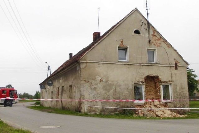 Z powodu zagrożenia zawaleniem się budynku zamknięto drogę gminną Starowice Dolne - Wojnowiczki.