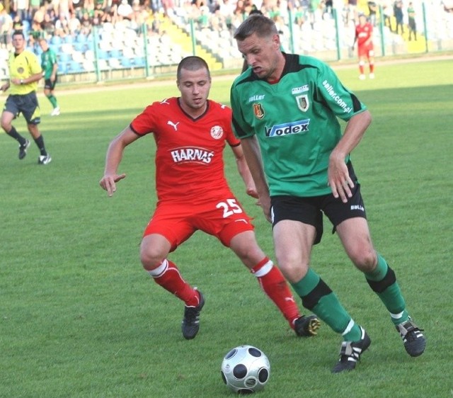 Piłkarze "Stalówki" (z piłką Jaromir Wieprzęć) zagrają w najbliższym sezonie w drugiej lidze po korzystnej dla nich decyzji komisji odwoławczej w Polskim Związku Piłki Nożnej.