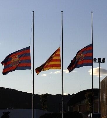 Flagi na Camp Nou zostały opuszczone do połowy masztów