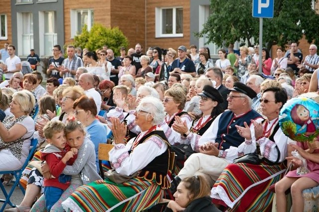 Do tańca i śpiewania ze sceny zagrzewały zespoły z Europy, Azji i Ameryki Południowej, w tym z Karaibów, Albanii, Chile, Chorwacji, Czech, Boliwii, Indii, Kuby, Łotwy i Polski.