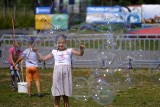 Dzień Baniek Mydlanych w Toruniu. Strefa zabawy nie tylko dla najmłodszych