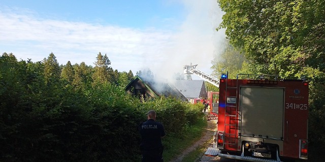 Pożar domu w Skarszewie Dolnym. Działania strażaków trwają