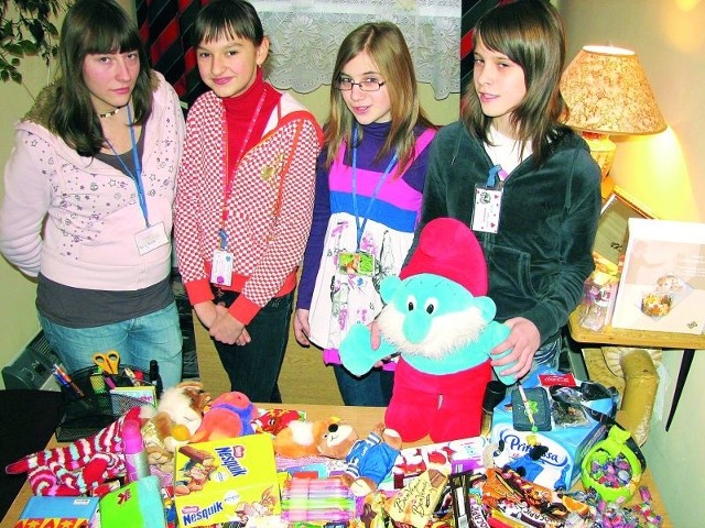 Uczniowie szkoły w Jeleniewie przygotowali już słodycze i zabawki. Upominki trafią do świątecznych paczek dla ich koleżanek i kolegów, którzy w tragicznym wypadku stracili ojca oraz brata.