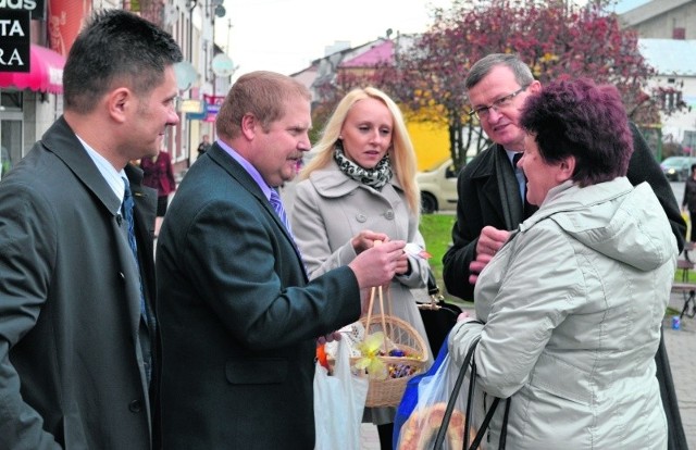 Paweł Krakowiak, kandydat do Sejmiku Województwa Świętokrzyskiego, rozdawał na ulicach Staszowa wyborcze cukierki.