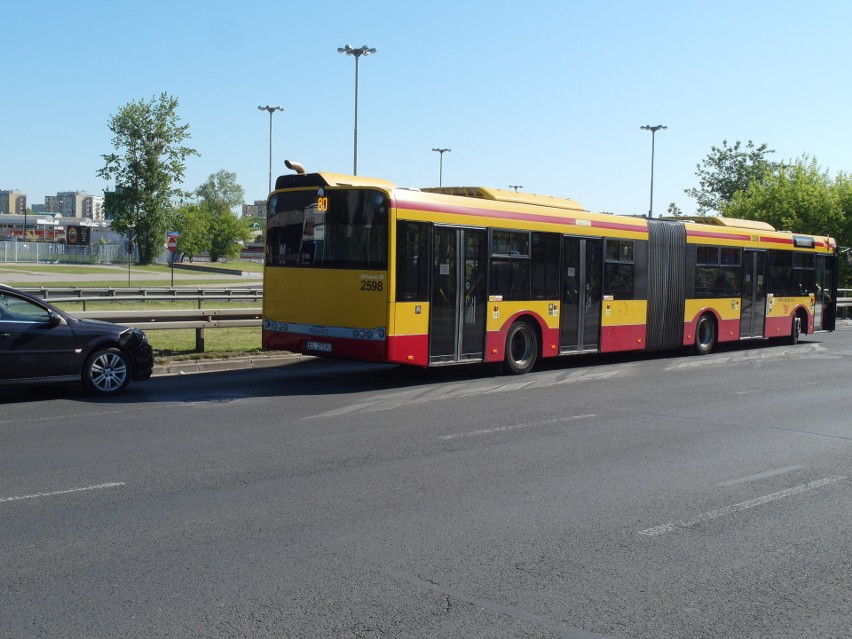 Zderzenie autobusu i samochodu na al. Bandurskiego. Utrudnienia dla kierowców