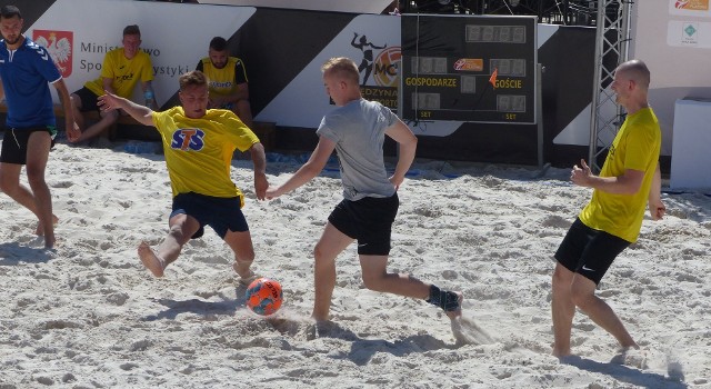 Trofex okazał się najlepszy w Festiwalu Sportów Plażowych – piątkach piłkarskich, które we wtorek odbyły się na Rynku w Kielcach. TROFEX – WYBRZEŻE KS 2:1Marcin Jędrychowski 2 – Michał Staszewski.FUTSAL – WYBRZEŻE KS 1:0Maciej Pokora.TROFEX – FUTSAL 3:0Grzegorz Gębski 2, Marcin Jędrychowski.WYBRZEŻE KS – KF 4:2Michał Staszewski 2, Mateusz Gadomski, Paweł Bożek-Rackoś – Jaromir Kruk 2 (1 karny).KF – TROFEX 1:4Jędrzej Bakalarz - Tomasz Gursiel 2, Grzegorz Gębski, Marcin Jędrychowski.FUTSAL – KF 3:1Michał Pokora, Mateusz Gawlik, Aleksander Marko – Jaromir Kruk.WYBRZEŻE KS – TROFEX 3:4Michał Staszewski 2, Michał Żołądek – Marcin Jędrychowski 3, Tomasz Gursiel.KF – FUTSAL 1:2Łukasz Moskwa - Maciej Pokora, Mateusz Gawlik.WYBRZEŻE KS – FUTSAL 1:1Michał Staszewski karny – Krystian Rodzim karny.TROFEX – KF 7:2Marcin Jędrychowski 3, Grzegorz Gębski 2, Szymon Dalach, Massimo Kulas – Jaromir Kruk, Łukasz Moskwa.FUTSAL – TROFEX 2:4Maciej Pokora 2 – Massimo Kulas 3, Marcin Jędrychowski.KF – WYBRZEŻE KS 4:3Jaromir Kruk 3, Jędrzej Bakalarz – Michał Żołądek, Paweł Bożek-Rackoś, Dominik Rutczyński.Trofex – 1 miejsceMarcin Jędrychowski 11Grzegorz Gębski 5Massimo Kulas 4Tomasz Gursiel 3Szymon Dalach 1Dawid ŚmiechKamil Zarychta Najlepsi strzelcy11 – Marcin Jędrychowski (Trofex)7 – Jaromir Kruk (Kielecki Futbol)6 – Michał Staszewski (Wybrzeże KS)