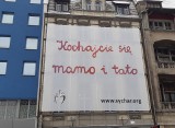 Kochajcie się, mamo i tato - plakaty z tym hasłem widać w wielu miastach. O co chodzi w tej akcji? Co ma wspólnego z dzieckiem w sercu?
