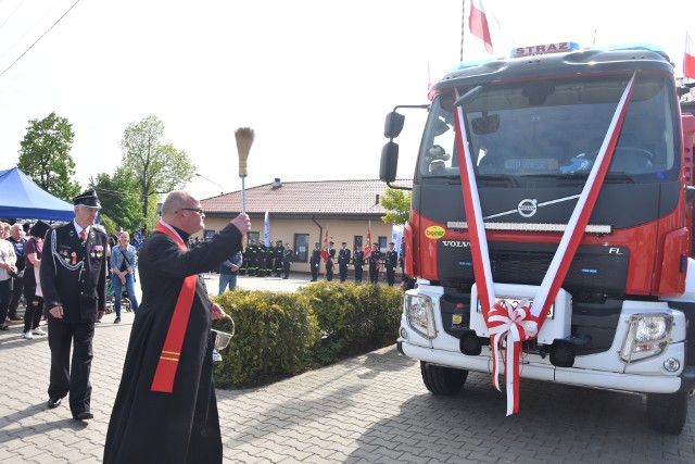 Nowy samochód pożarniczy dla OSP Wiele poświęcił ks. Tomasz Kapczyński, kapelan strażaków z gminy Mrocza