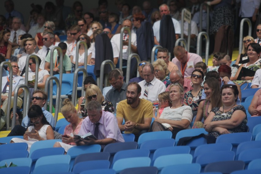 Kongres Świadków Jehowy na Stadionie Śląskim. Dzień 1. Wierni w Chorzowie przez trzy dni będą brać udział w spotkaniach ZDJĘCIA