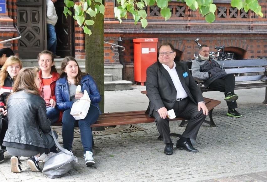 Lewicowy polityk zmęczył się spacerem po paru minutach i...