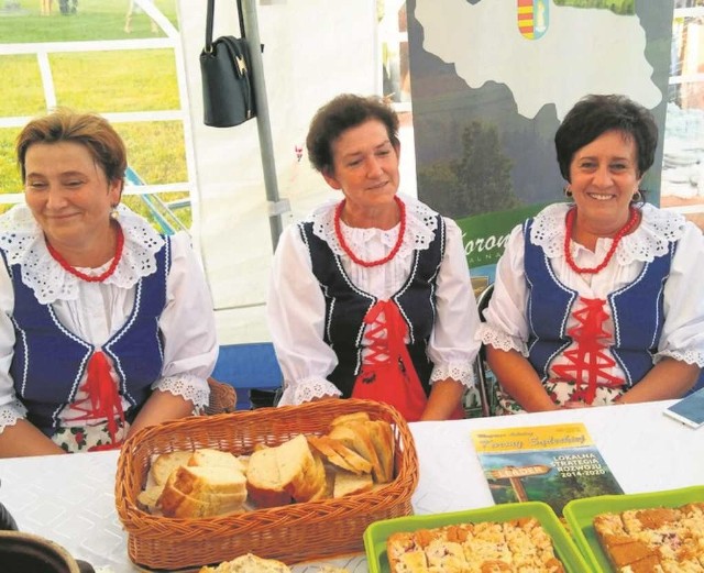 Elżbieta Gruca (w środku), przewodnicząca Koła Gospodyń w Wiejskich w Białej Niżnej, z dumą prezentuje lokalne smakołyki