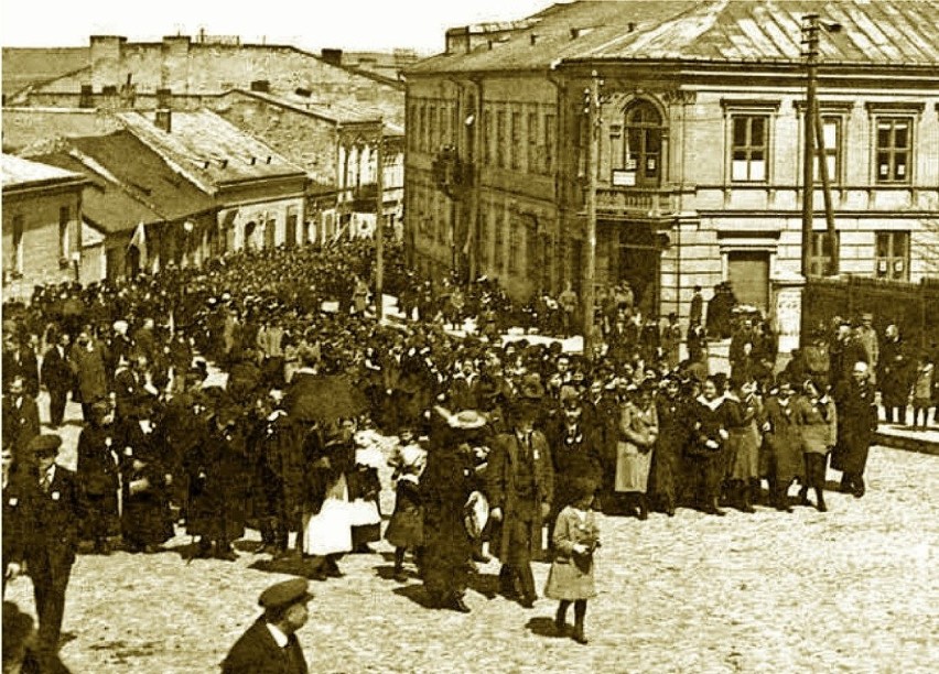 Uroczyście i z rozmachem. Tak kielczanie świętowali 3 maja w latach 1918 – 1939