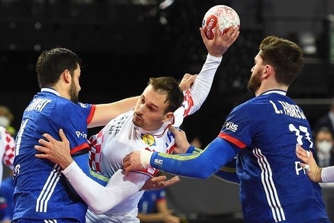 Igor Karacić podczas meczu Francja - Chorwacja. Z lewej...