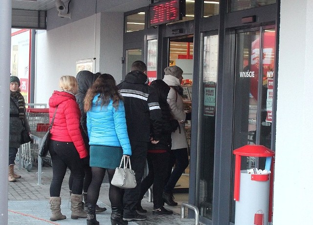 Otwarcie "Czerwonej torebki" we WłocławkuWe Włocławku powstaje coraz więcej sklepów zagranicznych marek, na każdym włocławskim osiedlu mamy kilka różnych marek z pełnym asortymentem. Włocławianie prowadzący małe przedsiębiorstwa często właśnie ilością marketów tłumaczą trudności utrzymania się na lokalnym rynku.