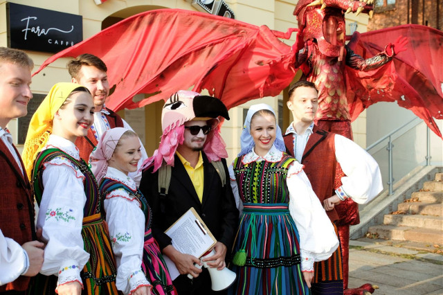 Letni Festiwal Teatralny BLIŻEJ rozpoczął się pięknym i imponującym teatralnym korowodem. A później było jeszcze ciekawiej