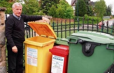 Pan Mirosław Wiśniewski już segreguje śmieci. Trochę się obawia tego, co będzie po 1 lipca FOT. ŁUKASZ BOBEK