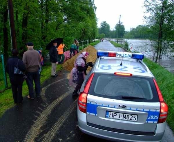 Policja strzeże zalanych terenów, ale nie uchroni nikogo przed ludzką naiwnością.