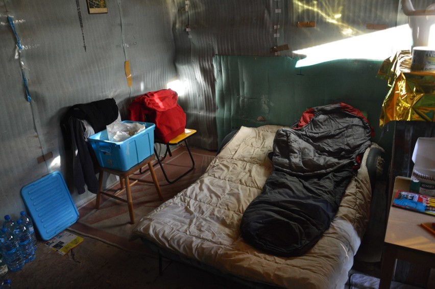 Rdzawa. Starsza kobieta z chorym synem mieszka w rozwalającym się domu bez wody, prądu i gazu