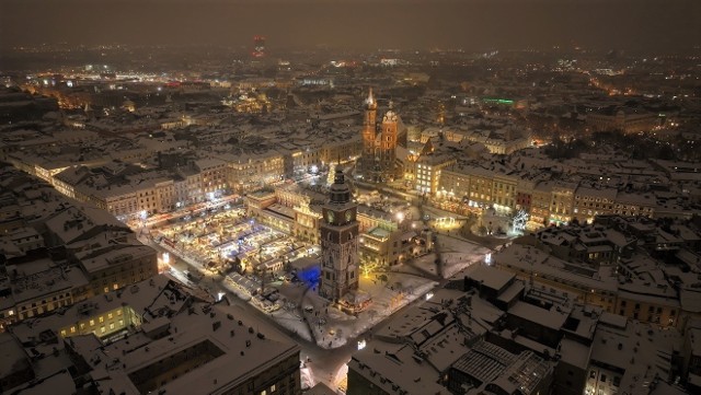 Na Rynku Głównym w Krakowie odbywa się tradycyjny Jarmark Bożonarodzeniowy. Świąteczny targ bardzo malowniczo prezentuje się w zimowej scenerii, a wraz z nim ulice Starego Miasta.