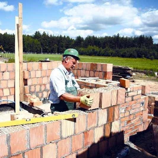 Już murowane są ściany parteru domu w Sochoniach. Gotowe są też ściany fundamentowe schodów.